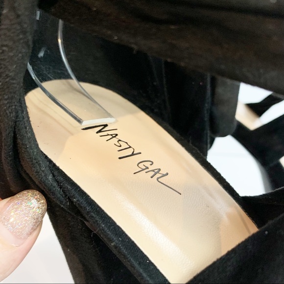 Nasty Gal Chunky Heel Velvet Finish Tie Up Shoe Size 9 Black - Picture 8 of 12